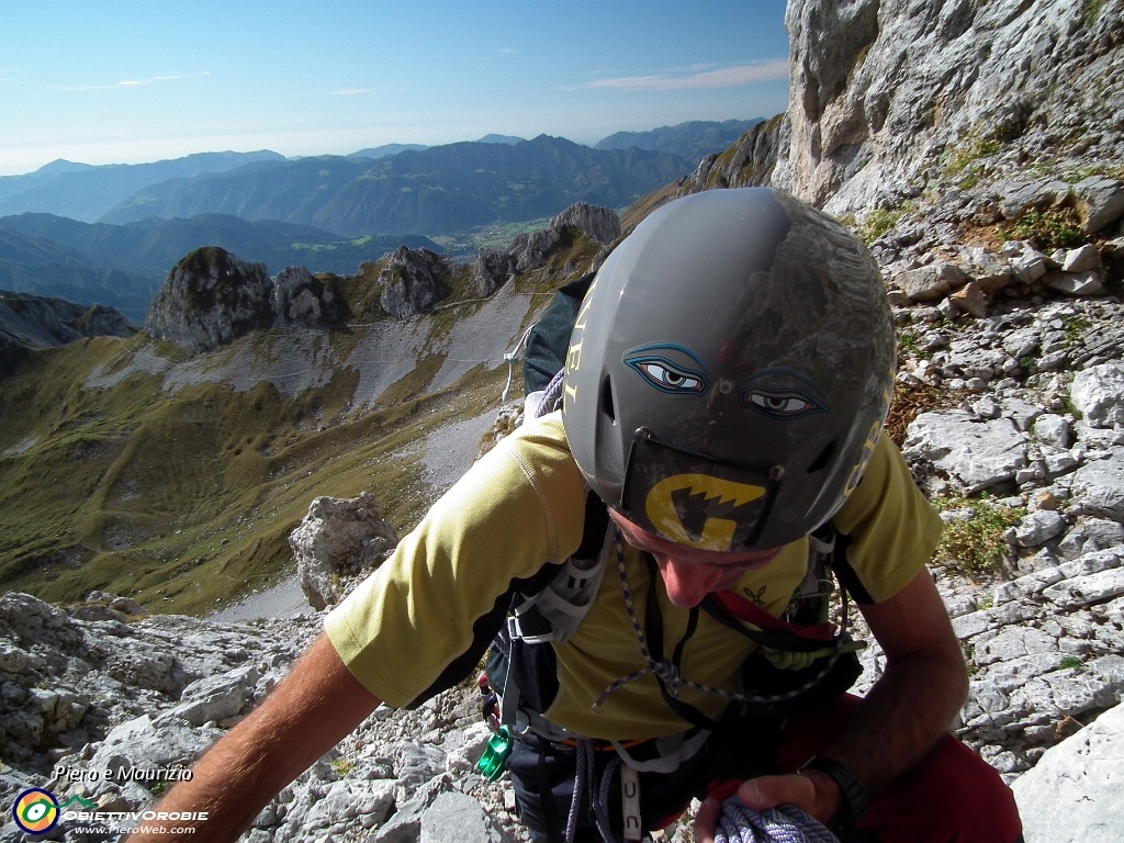 21 Superato con l'aiuto delle mani il primo tratto ripido su roccette.JPG